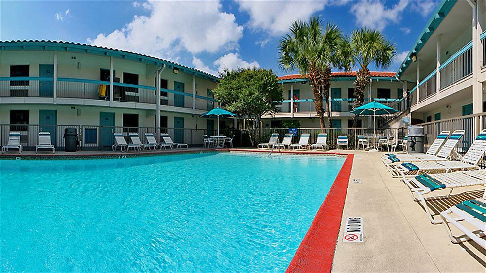 La Quinta Inn By Wyndham San Antonio Market Square Exterior photo