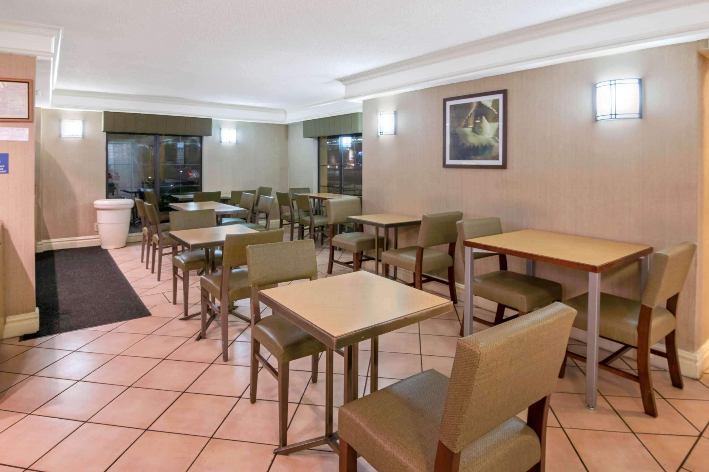 La Quinta Inn By Wyndham San Antonio Market Square Exterior photo