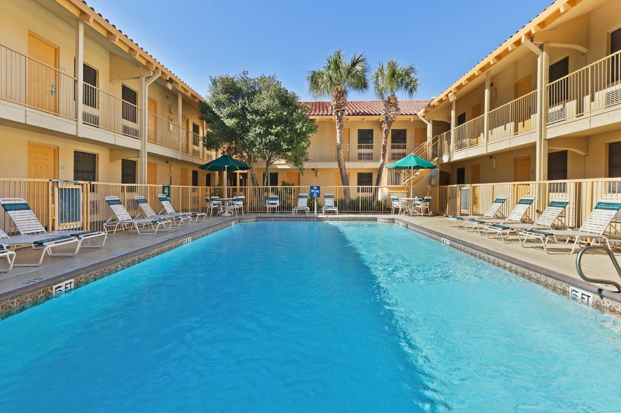 La Quinta Inn By Wyndham San Antonio Market Square Exterior photo