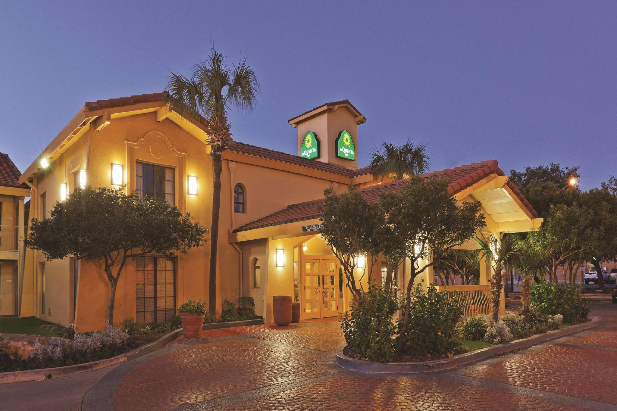 La Quinta Inn By Wyndham San Antonio Market Square Exterior photo