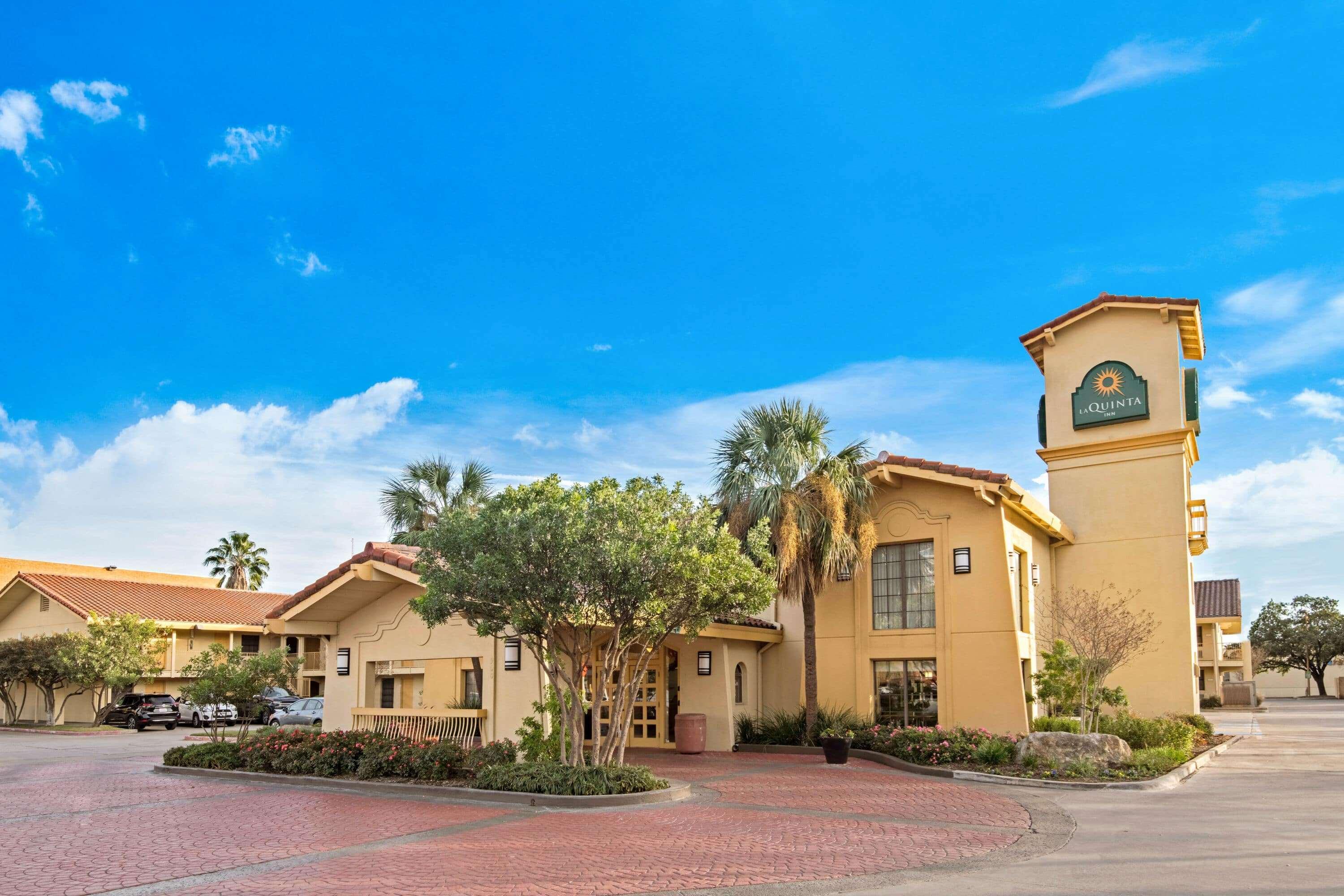 La Quinta Inn By Wyndham San Antonio Market Square Exterior photo
