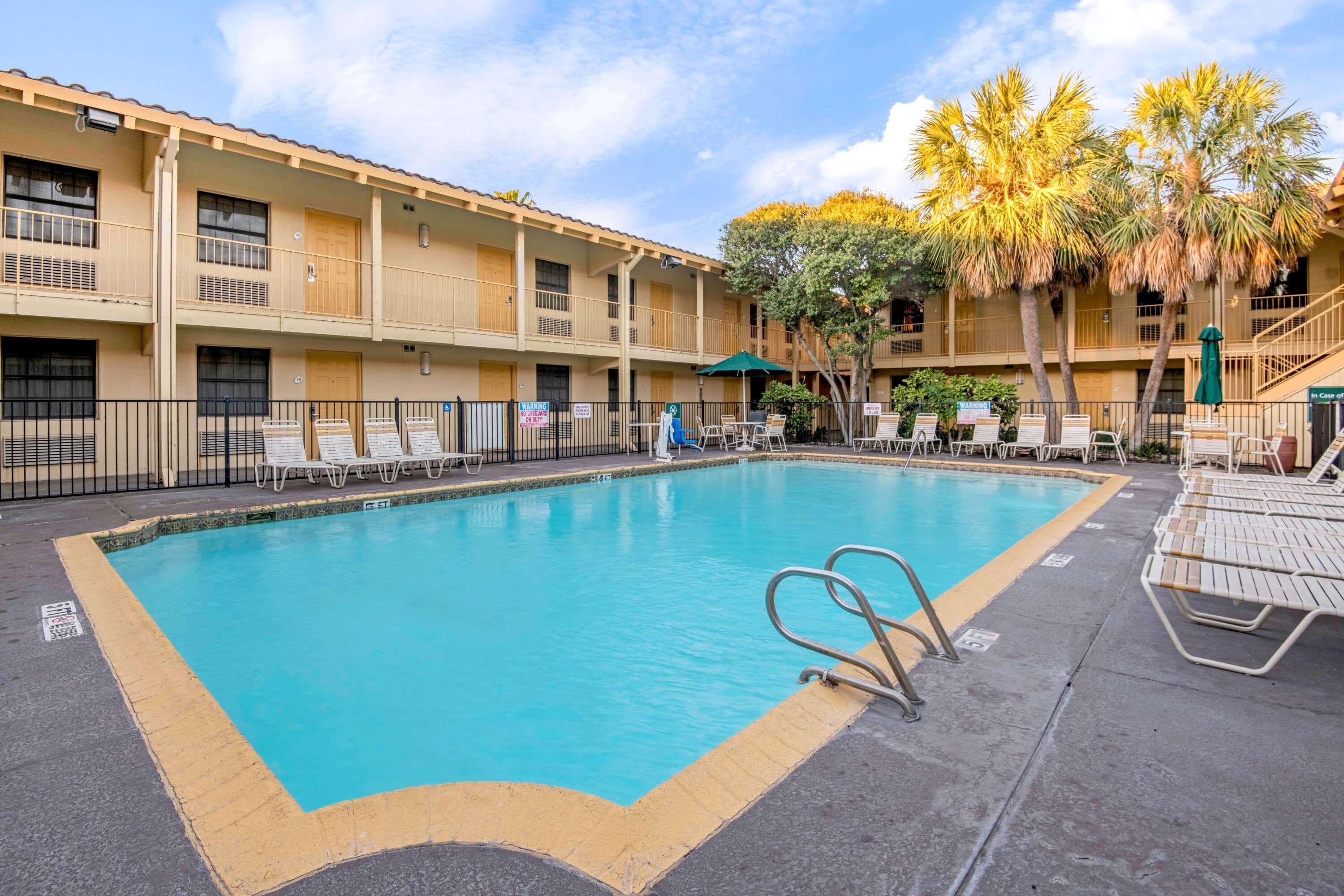La Quinta Inn By Wyndham San Antonio Market Square Exterior photo