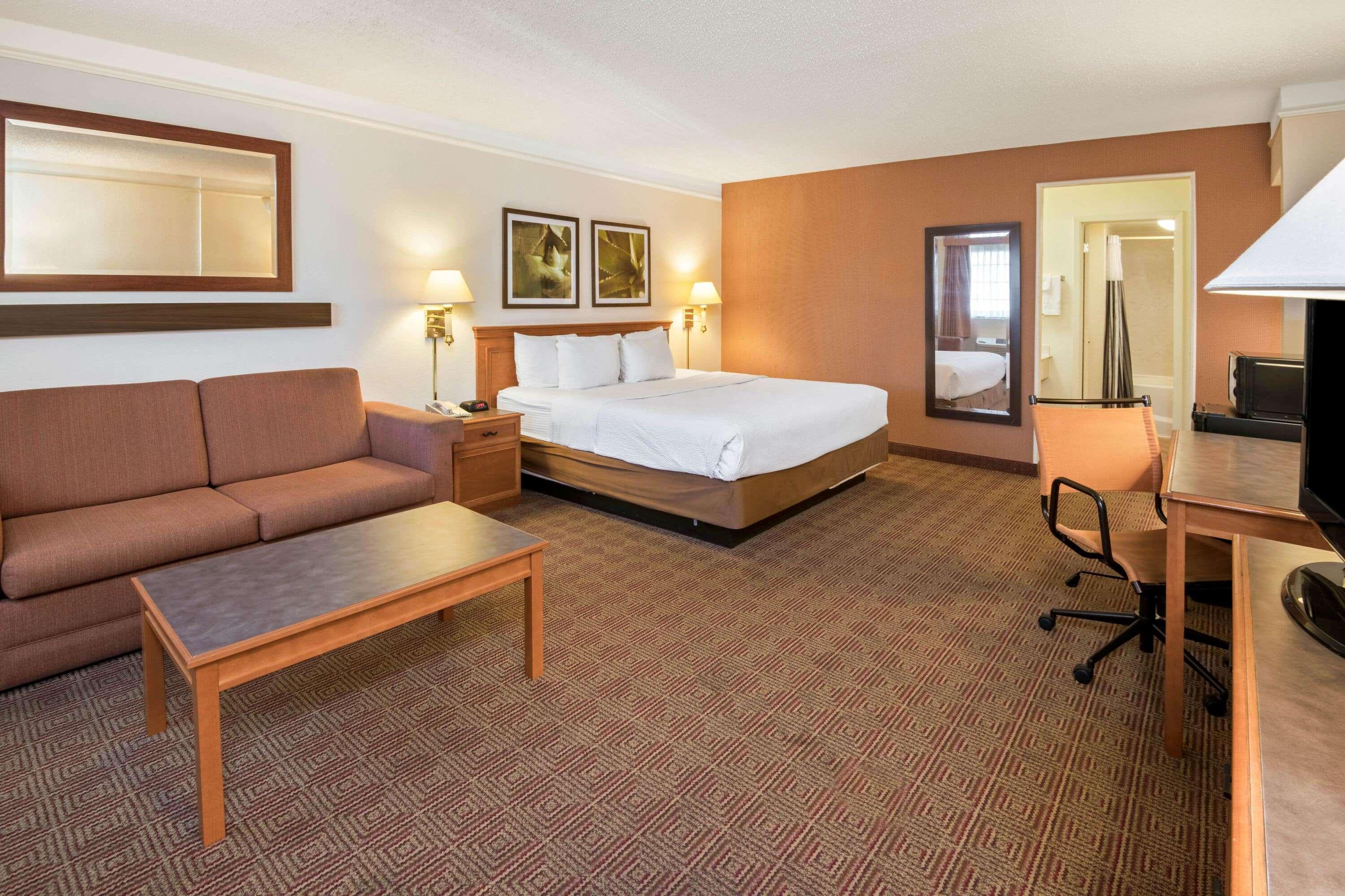 La Quinta Inn By Wyndham San Antonio Market Square Exterior photo