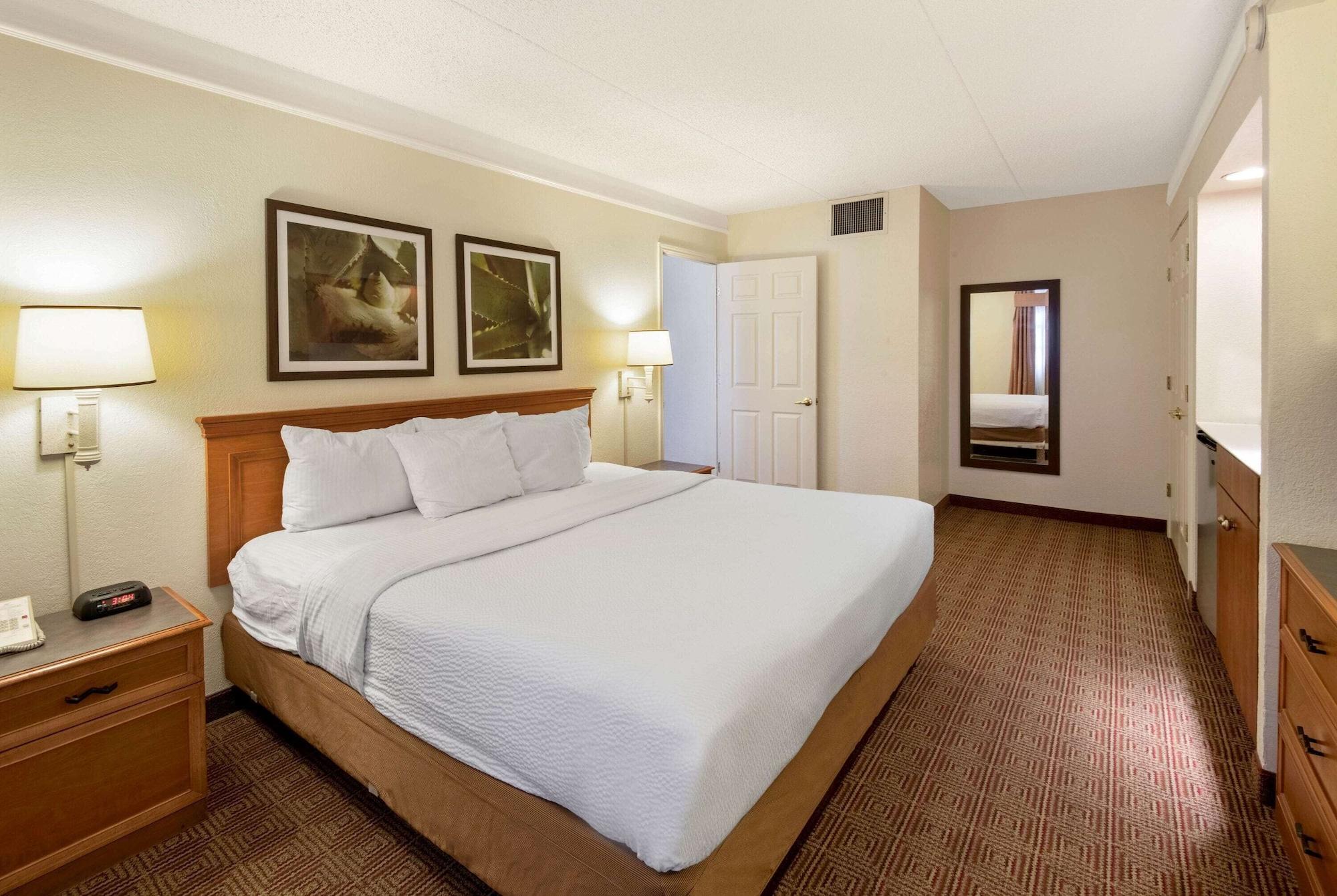 La Quinta Inn By Wyndham San Antonio Market Square Exterior photo