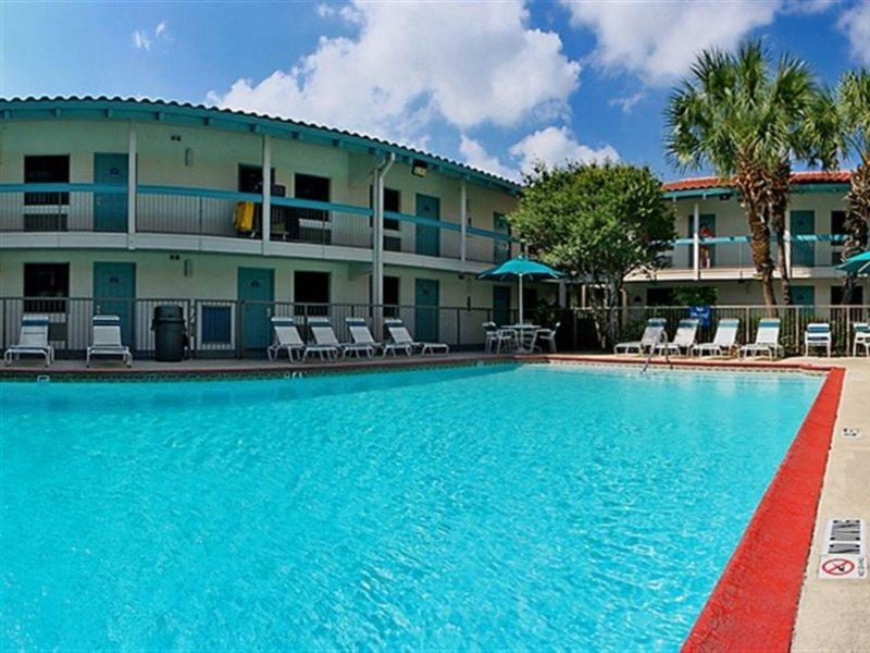 La Quinta Inn By Wyndham San Antonio Market Square Exterior photo